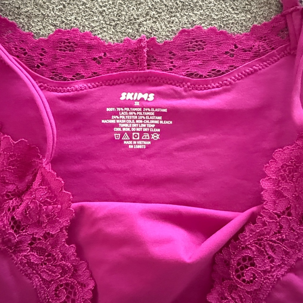 SKIMS Vibrant Pink Lace Bandeau - Picture 3 of 5
